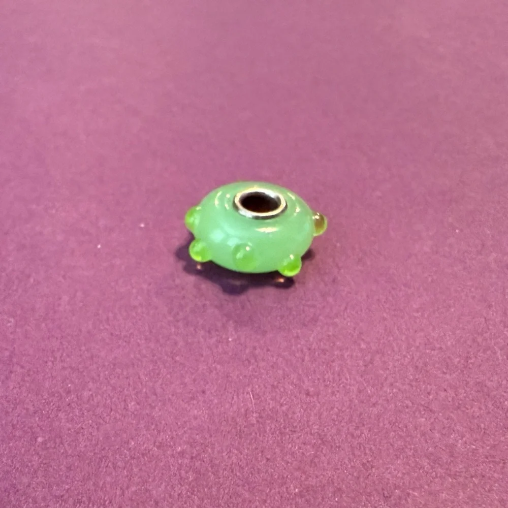 Trollbeads Apple green bud glass bead. - Picture 2 of 7